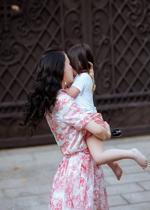 Con gái của Quách Ngọc Ngoan và Phượng Chanel năm nay 3 tuổi, cao lớn, bụ bẫm. Ảnh: Instagram