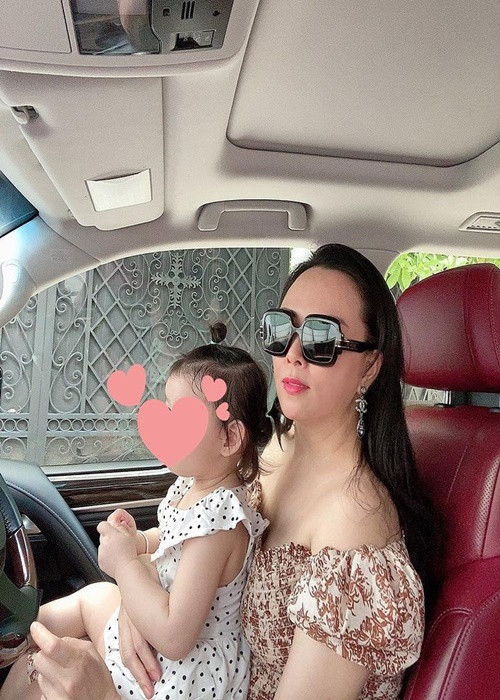 Phượng Chanel kể, con gái rất bám mẹ. "Mẹ đi làm là em cứ bám theo tận cổng như thế này đây, làm mẹ lâu lắm rồi có được đi chơi đâu. Đi đâu cũng chớp nhoáng rồi nhanh phi về ôm em ngay", tình cũ của Quách Ngọc Ngoan bày tỏ. Ảnh: Instagram