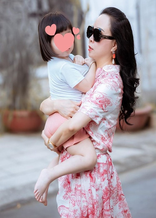 Bé Thanh Nhã chưa lộ diện hoàn toàn nhưng có thể thấy cô nhóc rất đáng yêu. Ảnh: Instagram