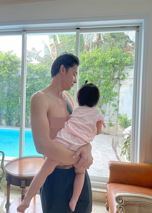 Mỗi khi nhớ con gái, Quách Ngọc Ngoan mở lại các clip cũ của con. Ảnh: FBNV