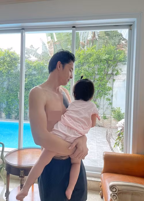 Mỗi khi nhớ con gái, Quách Ngọc Ngoan mở lại các clip cũ của con. Ảnh: FBNV