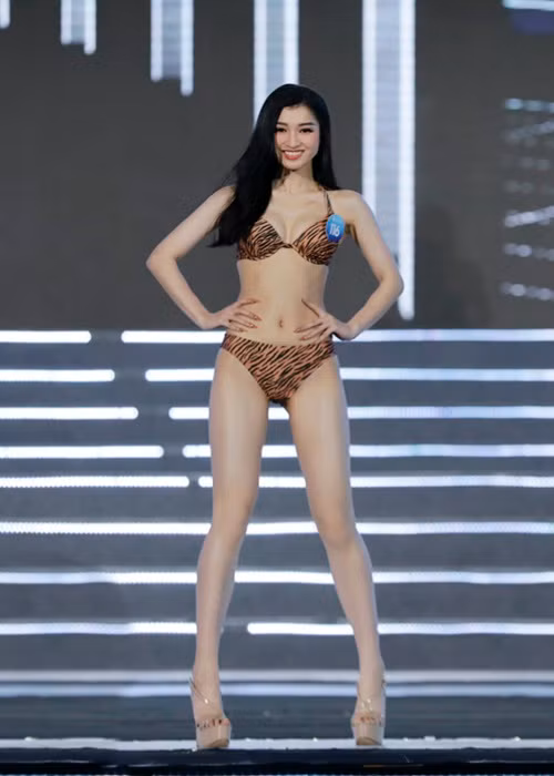 Hơn 60 cô gái đồng diễn bikini. Sau đó, các thí sinh lọt top 45 tiếp tục trình diễn trong trang phục áo tắm.