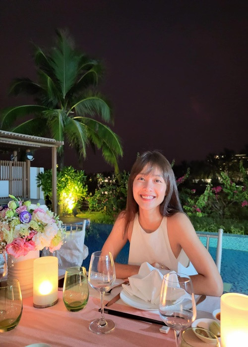 "Chỉ nhìn vào tôi. Ngân này vẫn giống Ngân xưa. Vẫn "bức tường" đó không xê dịch gì. Không có sự thay đổi tí tẹo nào nha cả nhà", Khả Ngân viết trên trang cá nhân.