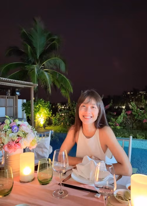 "Chỉ nhìn vào tôi. Ngân này vẫn giống Ngân xưa. Vẫn "bức tường" đó không xê dịch gì. Không có sự thay đổi tí tẹo nào nha cả nhà", Khả Ngân viết trên trang cá nhân.