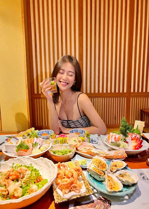 Khả Ngân trông rạng rỡ hơn khi "có da có thịt".