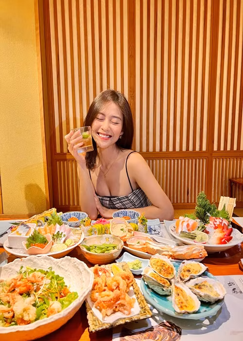 Khả Ngân trông rạng rỡ hơn khi "có da có thịt".