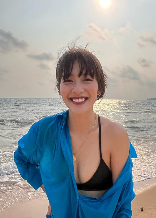 Vòng một gợi cảm của Khả Ngân một lần nữa trở thành tâm điểm của sự chú ý.