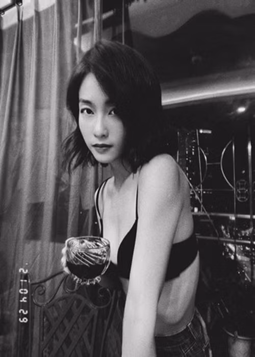 Nhi của "11 tháng 5 ngày" không ít lần để lộ thân hình gầy trơ xương.