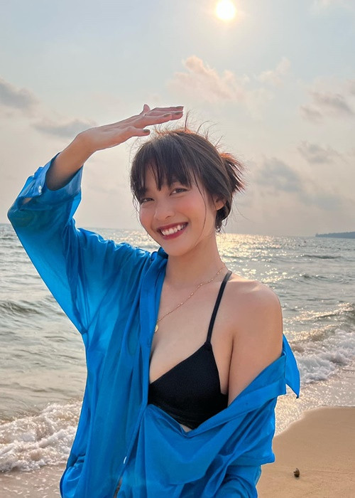 Mới đây, Khả Ngân tung loạt ảnh diện bikini, áo khoác cài khuya hờ hững.