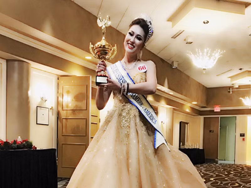 Năm 2017, Phi Thanh Vân đăng quang cuộc thi Hoa hậu Doanh nhân Thế giới người Việt được tổ chức tại Mỹ. Tuy nhiên, danh hiệu của cô không được công chúng công nhận vì cuộc thi được đánh giá ao làng cũng như đời tư lắm ồn ào của Phi Thanh Vân. Ảnh: FBNV