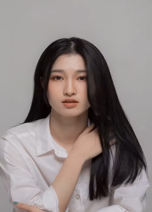 Về điểm yếu, Phương Nhi khá rụt rè, nhút nhát.