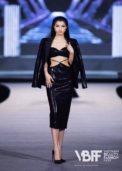 Đối thủ của Nam Em khoe vẻ gợi cảm ở phần thi Người đẹp thời trang.