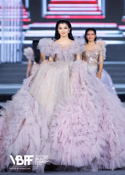Phương Nhi là một trong những thí sinh Miss World Vietnam 2022 có sắc vóc nổi bật.