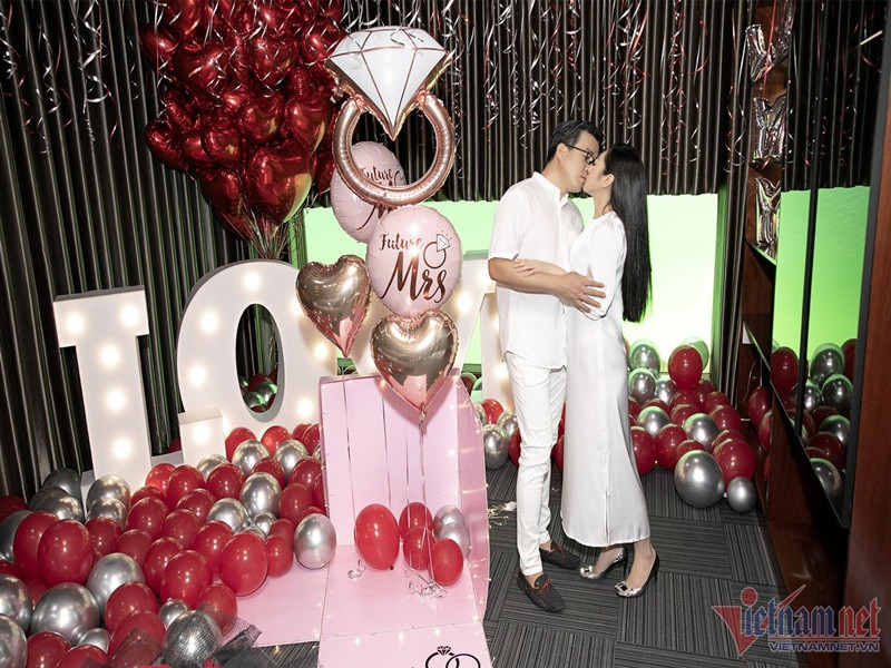 Cả hai khóa môi đắm đuối sau khi Hà Thanh Xuân nhận lời cầu hôn. Ảnh: Vietnamnet