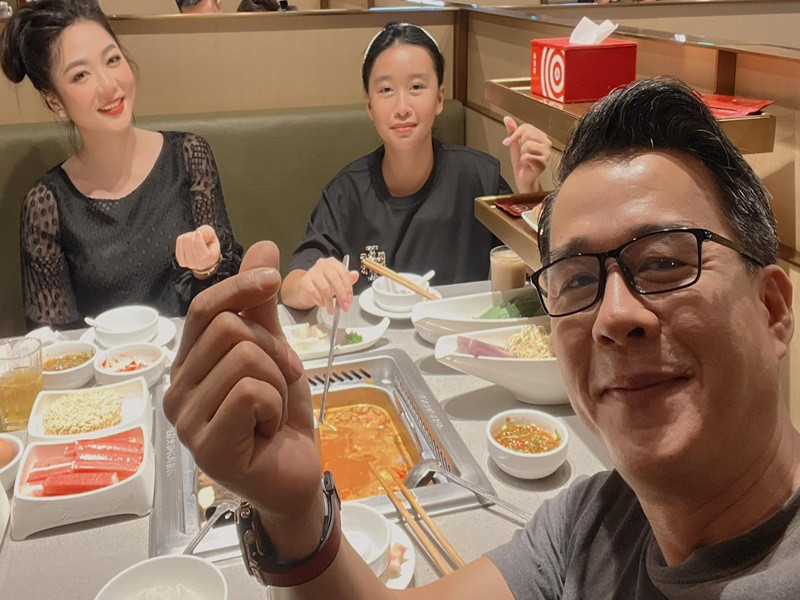 Sau thông tin sắp kết hôn, doanh nhân Thắng Ngô chia sẻ hình ảnh cùng Hà Thanh Xuân và con gái đi ăn uống. Ảnh: FBNV