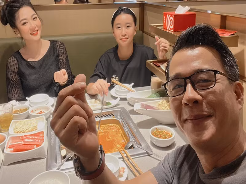 Sau thông tin sắp kết hôn, doanh nhân Thắng Ngô chia sẻ hình ảnh cùng Hà Thanh Xuân và con gái đi ăn uống. Ảnh: FBNV