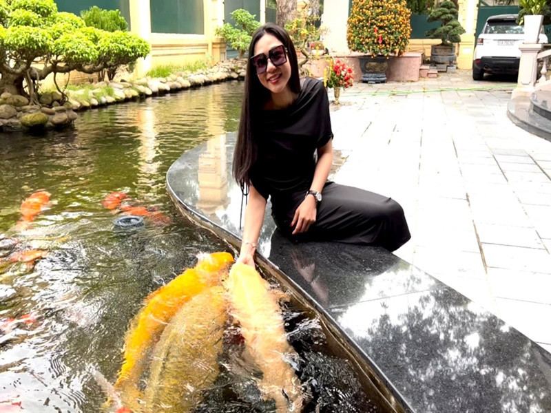 Chồng sắp cưới của Hà Thanh Xuân khoe hình ảnh nữ ca sĩ bên đàn cá Koi. Ảnh: FBNV