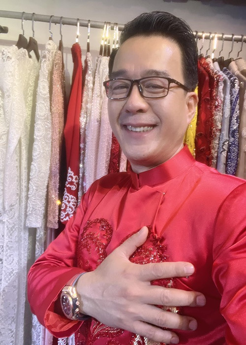 "Vua cá Koi" Việt Nam mới đây đăng tải hình ảnh tươi rói đồng thời gắn tên tài khoản Facebook của vợ sắp cưới. Ngoài ra, doanh nhân Thắng Ngô bày tỏ, anh phát hiện ra bản thân thích cười sau khi gắn bó với Hà Thanh Xuân. Ảnh: FBNV