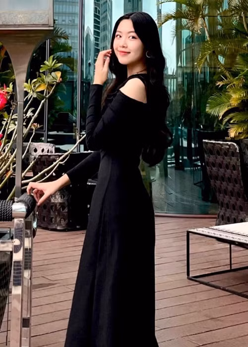 Con gái đầu lòng của Quyền Linh hiếm khi đăng tải hình ảnh trên trang cá nhân.