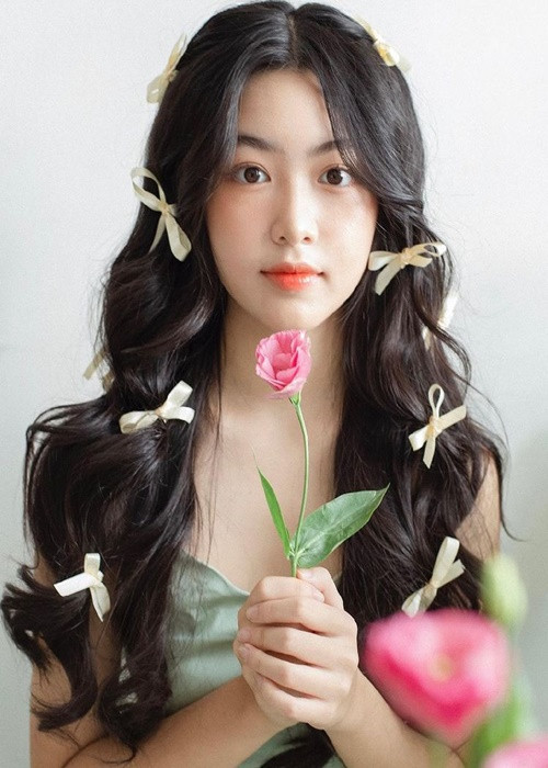 Trong bộ ảnh đón tuổi 16, con gái Quyền Linh mặc chiếc váy hai dây màu xanh, trang điểm nhẹ nhàng, gắn những chiếc nơ xinh xắn trên mái tóc làm xoăn nhẹ.