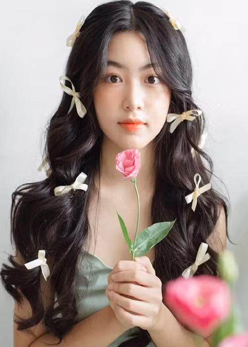 Trong bộ ảnh đón tuổi 16, con gái Quyền Linh mặc chiếc váy hai dây màu xanh, trang điểm nhẹ nhàng, gắn những chiếc nơ xinh xắn trên mái tóc làm xoăn nhẹ.