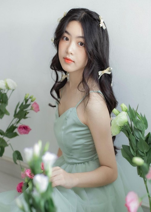 Lọ Lem tạo dáng giữa bối cảnh không cầu kỳ.