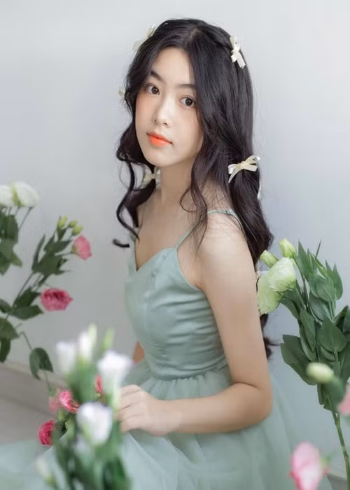 Lọ Lem tạo dáng giữa bối cảnh không cầu kỳ.