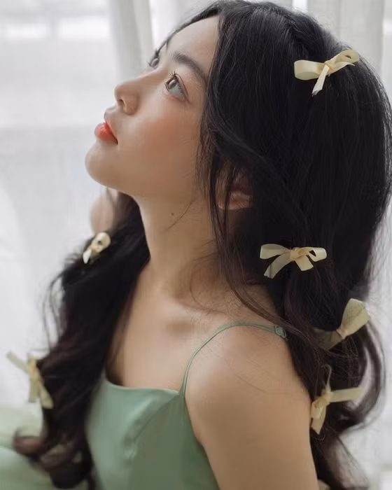 Ái nữ nhà Quyền Linh sở hữu khuôn mặt tròn phúc hậu, lông mày thanh tú, mũi cao.