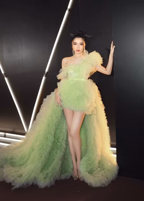 Loạt bản hit của Bích Phương gồm: “Mình yêu nhau đi", "Bao giờ lấy chồng", "Bùa yêu", "Đi đu đưa đi”. Ảnh: FBNV