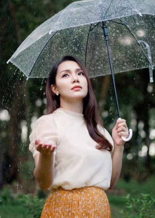 Ngọc Anh cũng là giọng ca gốc Quảng Ninh. Cô từng đoạt huy chương vàng cuộc thi giọng hát toàn quốc năm 1999, giải ba giọng hát trẻ Hà Nội năm 2001. Ảnh: Vietnamnet