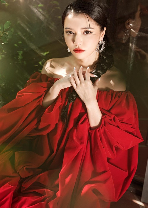 Bích Phương sinh ra và lớn lên tại Quảng Ninh. Nữ ca sĩ tốt nghiệp Cao đẳng Văn hóa Nghệ thuật và Du lịch Hạ Long. Ảnh: FBNV