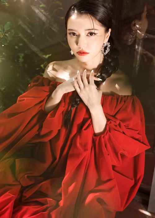 Bích Phương sinh ra và lớn lên tại Quảng Ninh. Nữ ca sĩ tốt nghiệp Cao đẳng Văn hóa Nghệ thuật và Du lịch Hạ Long. Ảnh: FBNV