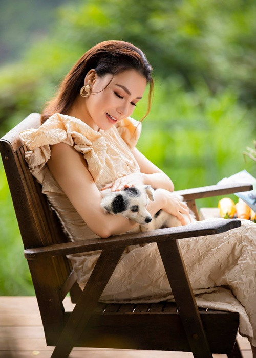 Năm 2018, nữ ca sĩ tiết lộ cát-sê của cô luôn ở mức nghệ sĩ hạng A. “Hồ Quỳnh Hương bây giờ dù không đi hát nhiều, không phải chạy show, nhưng từ xưa thì mức thù lao họ trả cho tôi đã nằm ở mức dành cho nghệ sĩ hạng A. Đến giờ phút này, khi họ mời Hồ Quỳnh Hương hát thì không phải chương trình nào tôi cũng nhận”, cô chia sẻ trong cuộc phỏng vấn với Doanh nghiệp niêm yết. Có thông tin khi đảm nhận vai trò huấn luyện viên của chương trình truyền hình, cô nhận về mức thù lao 200 - 500 triệu. Thậm chí, từng có tin đồn nữ ca sĩ được nhà sản xuất chi hơn 1 tỷ đồng để ngồi vị trí "ghế nóng". Ảnh: Vietnamnet