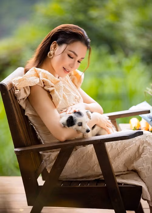 Năm 2018, nữ ca sĩ tiết lộ cát-sê của cô luôn ở mức nghệ sĩ hạng A. “Hồ Quỳnh Hương bây giờ dù không đi hát nhiều, không phải chạy show, nhưng từ xưa thì mức thù lao họ trả cho tôi đã nằm ở mức dành cho nghệ sĩ hạng A. Đến giờ phút này, khi họ mời Hồ Quỳnh Hương hát thì không phải chương trình nào tôi cũng nhận”, cô chia sẻ trong cuộc phỏng vấn với Doanh nghiệp niêm yết. Có thông tin khi đảm nhận vai trò huấn luyện viên của chương trình truyền hình, cô nhận về mức thù lao 200 - 500 triệu. Thậm chí, từng có tin đồn nữ ca sĩ được nhà sản xuất chi hơn 1 tỷ đồng để ngồi vị trí "ghế nóng". Ảnh: Vietnamnet