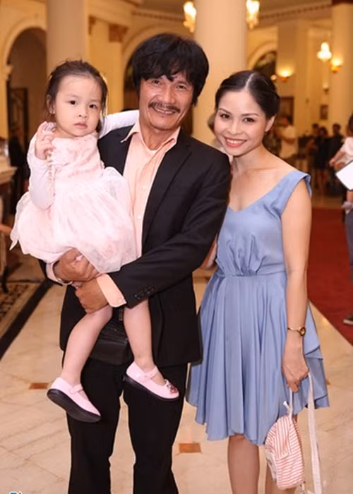 Năm 2014, Tuyết Vân sinh con gái đầu lòng. Cô từng chia sẻ, dù chồng bận rộn với công việc nhưng rất yêu thương vợ con, thậm chí yêu chiều con gái đến mức quá “lố”. Ảnh: Zing