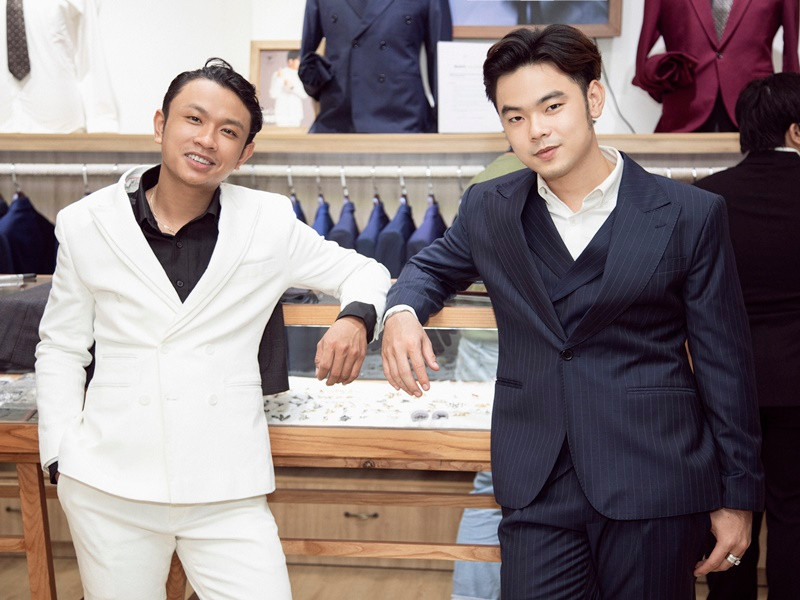 Hai quán quân Solo cùng bolero năm 2019 Ngọc Phụng (trái) và quán quân năm 2021 Trường Sang cũng thử trang phục cho liveshow tưởng nhớ ca sĩ Phi Nhung.