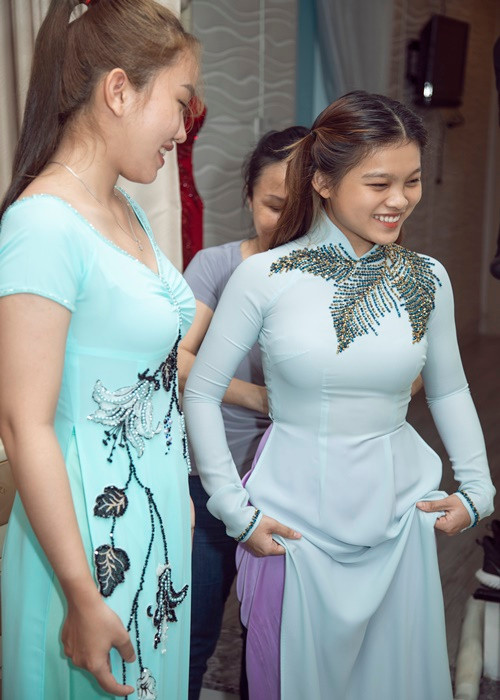 Tuyết Nhung và Thiêng Ngân thử một số mẫu áo dài.