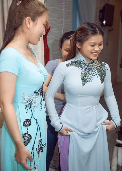 Tuyết Nhung và Thiêng Ngân thử một số mẫu áo dài.