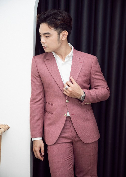 Trường Sang thử một số mẫu vest cho đêm nhạc.