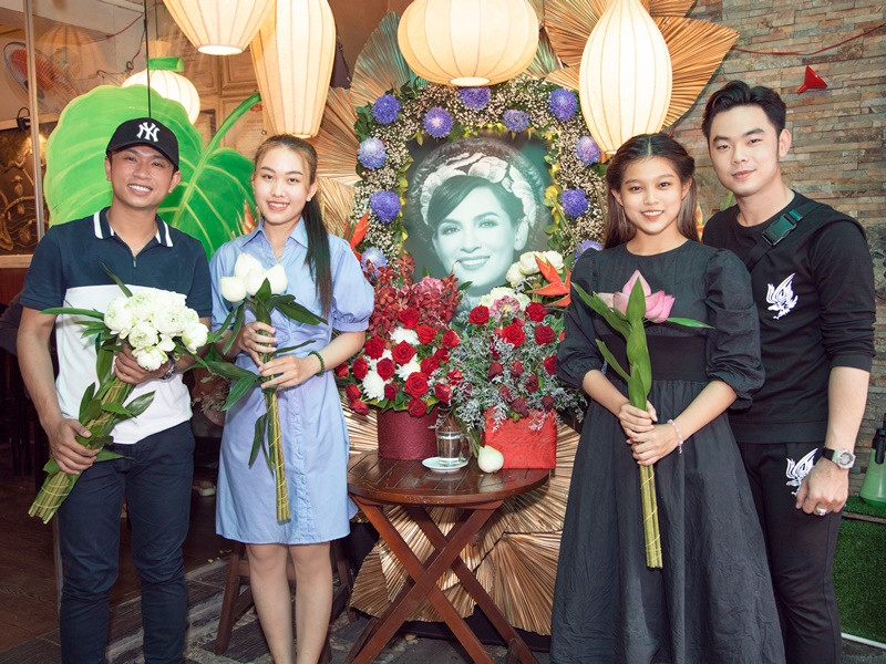 Ngoài con nuôi và học trò của cố ca sĩ Phi Nhung, đêm nhạc “Nhớ Nhung” còn có sự góp mặt của ca sĩ Mạnh Quỳnh. Sau khi Phi Nhung qua đời, Mạnh Quỳnh đã rất đau buồn. Trong khoảng thời gian này, Mạnh Quỳnh sáng tác các ca khúc tặng riêng cho người bạn đã mất. “Ban đầu, tôi muốn giữ lại các ca khúc này cho riêng mình và cho người bạn tri kỉ của mình, nhưng nghĩ lại nếu cùng chia sẻ với những người yêu mến Phi Nhung, thì có lẽ đâu đó, Phi Nhung sẽ rất vui và hạnh phúc. Vì thế tôi quyết định sẽ thể hiện các sáng tác này trong đêm nhạc Nhớ Nhung. Đây cũng là lần đầu tiên và duy nhất tôi thể hiện các ca khúc này”, Mạnh Quỳnh tâm sự.