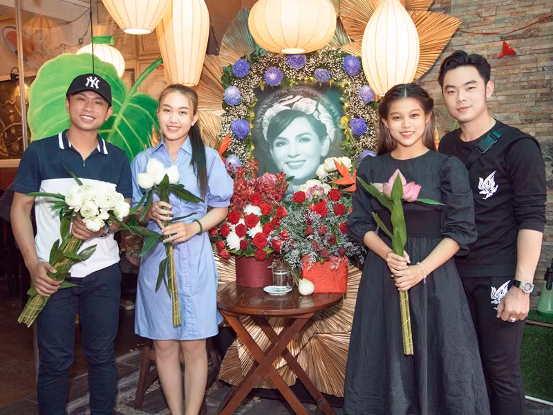 Ngoài con nuôi và học trò của cố ca sĩ Phi Nhung, đêm nhạc “Nhớ Nhung” còn có sự góp mặt của ca sĩ Mạnh Quỳnh. Sau khi Phi Nhung qua đời, Mạnh Quỳnh đã rất đau buồn. Trong khoảng thời gian này, Mạnh Quỳnh sáng tác các ca khúc tặng riêng cho người bạn đã mất. “Ban đầu, tôi muốn giữ lại các ca khúc này cho riêng mình và cho người bạn tri kỉ của mình, nhưng nghĩ lại nếu cùng chia sẻ với những người yêu mến Phi Nhung, thì có lẽ đâu đó, Phi Nhung sẽ rất vui và hạnh phúc. Vì thế tôi quyết định sẽ thể hiện các sáng tác này trong đêm nhạc Nhớ Nhung. Đây cũng là lần đầu tiên và duy nhất tôi thể hiện các ca khúc này”, Mạnh Quỳnh tâm sự.