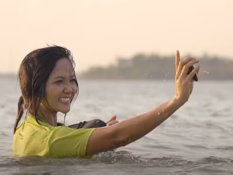 H’hen Niê từng ngụp lặn ở sông để bắt những con trai sau đó đem chúng chế biến thành các món ăn hấp dẫn. Ảnh: VOV