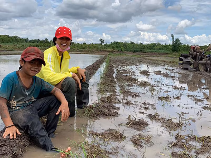 Có lần về quê, H’hen Niê lội ruộng, ngồi ăn cơm với cá khô ngoài đồng ruộng. Ảnh: FBNV