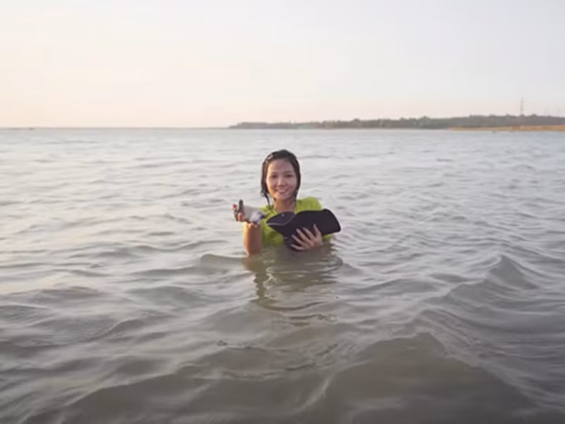 Hiếm có nàng hoa hậu nào lại dám mò trai ở sông như H’hen Niê. Ảnh: Công lý