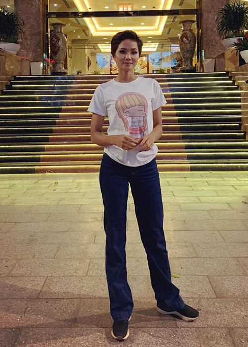 H'hen Niê từng mặc áo phông 40 nghìn của em gái mua ngoài chợ. Ảnh: Dân Việt