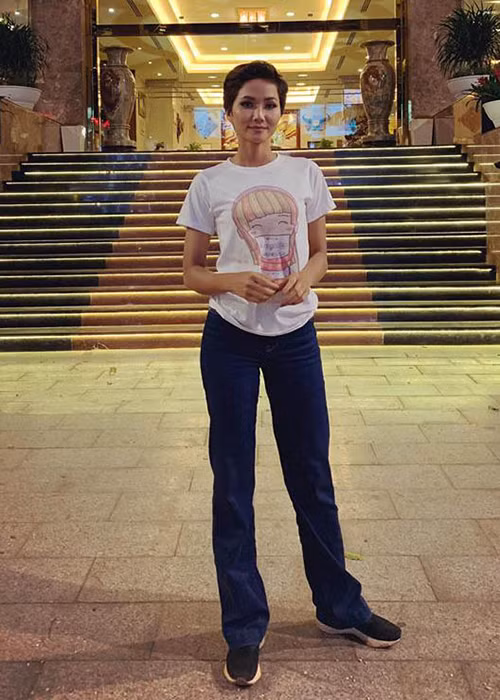 H'hen Niê từng mặc áo phông 40 nghìn của em gái mua ngoài chợ. Ảnh: Dân Việt