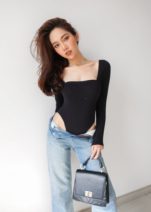 Nhật Hà táo bạo phối bodysuit với mốt quần tụt.