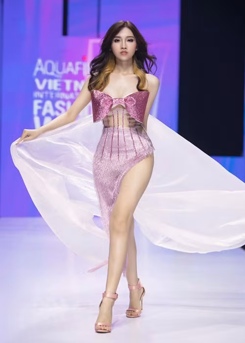 Đại diện Việt Nam ở Hoa hậu Chuyển giới Quốc tế 2019, Nhật Hà lọt top 6 và giành giải phụ Thí sinh có video giới thiệu gây chú ý nhất.