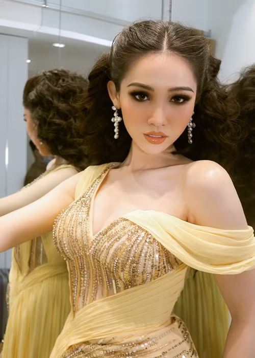 Nhật Hà sở hữu vóc dáng khá mảnh mai, gương mặt khả ái. Cô cao 1m75, có số đo ba vòng 87 - 62 - 90 cm.