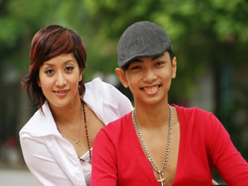 Hơn Phan Hiển 12 tuổi, Khánh Thi từng bị bố mẹ của nửa kia phản đối chuyện tình cảm. Hơn nữa, cả hai còn đối mặt với dư luận bởi từng là cô trò. Ảnh: FBNV